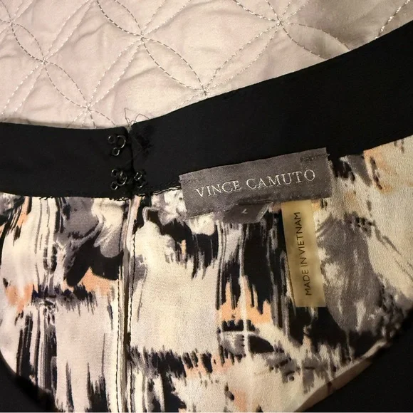 Vince Camuto Black & White Abstract Sleeveless Blouse - Size L - Picture 9 of 10